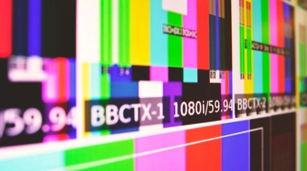 un editor de la televiziunea de stat rusa a dat buzna peste prezentatoarea tv care citea stirile oficiale ale kremlinului opriti razboiul video