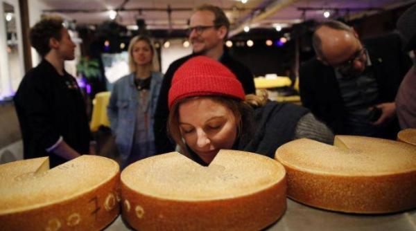 experiment curios muzica influenteaza gustul si aroma branzei hip hop are cel mai puternic efect