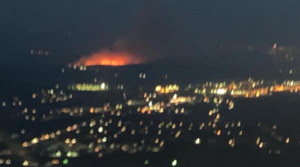 incendiu de vegetatie in romania surprins din avion am mai raportat unul avea fumul la 4500 m