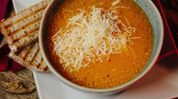 supa elvetiana de branza cu paine si salam reteta