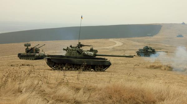 militar roman calcat cu tancul in timpul unui exercitiu