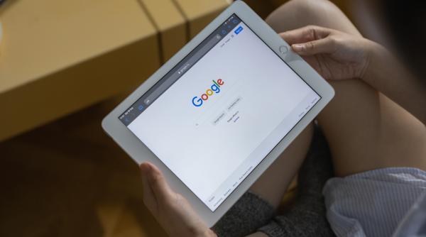 amnezie digitala efectul google ne face sa uitam mai repede ceea ce citim online