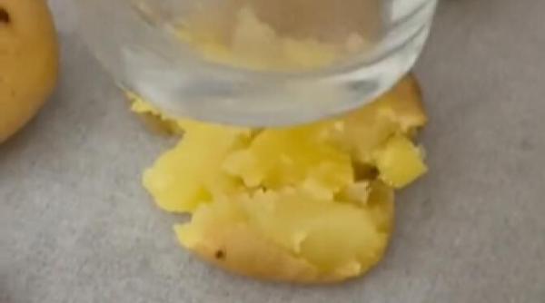 cartofi zdrobiti cu cana reteta virala pe tiktok