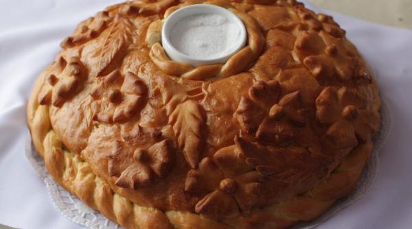 soldatii rusi intampinati de o ucraineanca cu paine si sare doar ca otravita opt dintre ei au murit au zburat acasa in cosciuge