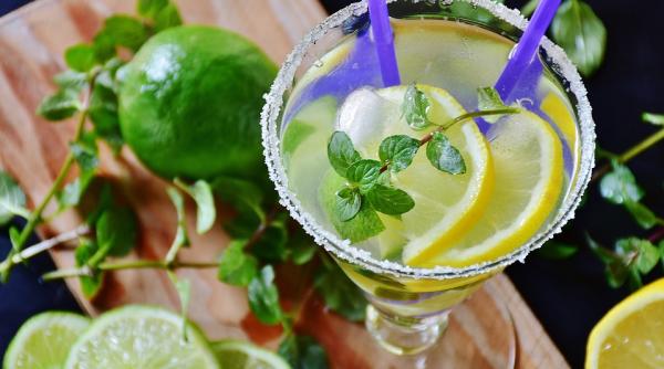 de ce lamaile plutesc in paharul cu apa iar lime ul sau limeta verde se scufunda