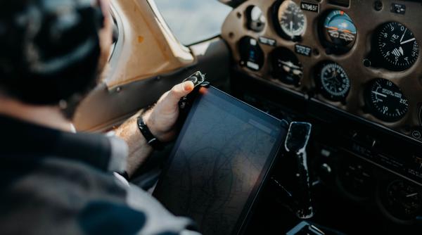 bataie intr un avion copenhaga bucuresti pilotii au solicitat interventia politiei pe aeroportul otopeni