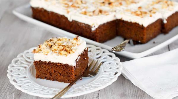 prajitura de post cu morcovi cu banane si crema cu unt de cocos