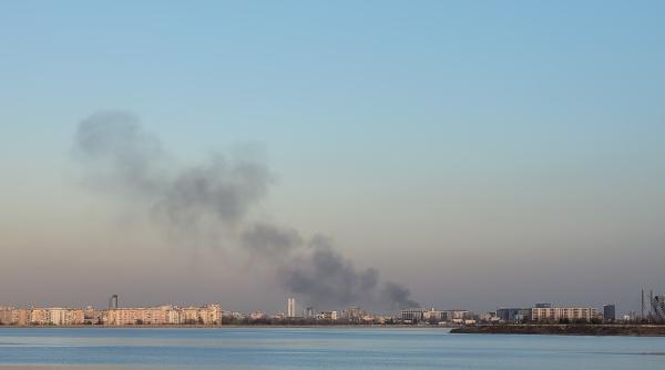 incendiu violent la o casa din bucuresti flacarile s au extins la o alta cladire