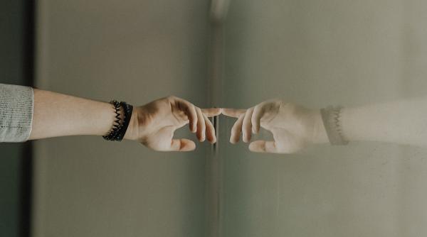 de ce simti un soc electric cand atingi o alta persoana motivul este surprinzator