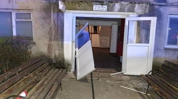 explozie puternica intr un bloc din targoviste urmata de un incendiu o persoana ranita si 30 evacuate