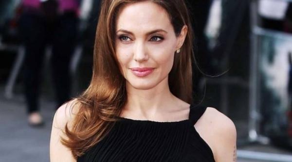 angelina jolie arat ca o papusa muppet vedeta e complexata de propriul corp