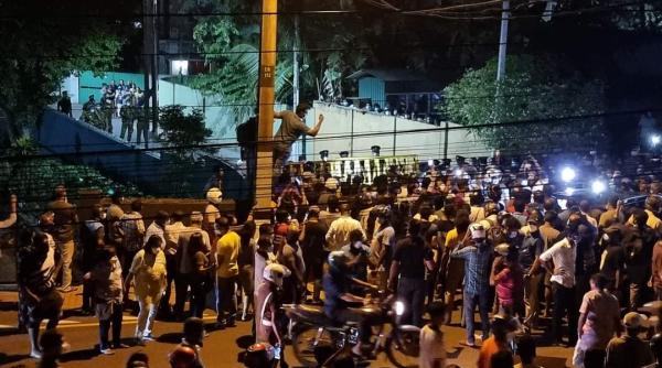 sri lanka video protestul de la casa presedintelui la adresa blackoutului a devenit violent