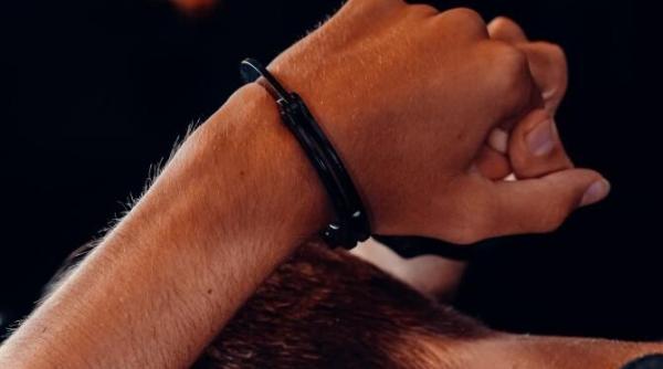 un instructor de dans brasovean a fost arestat pentru ca a intretinut relatii cu trei minore