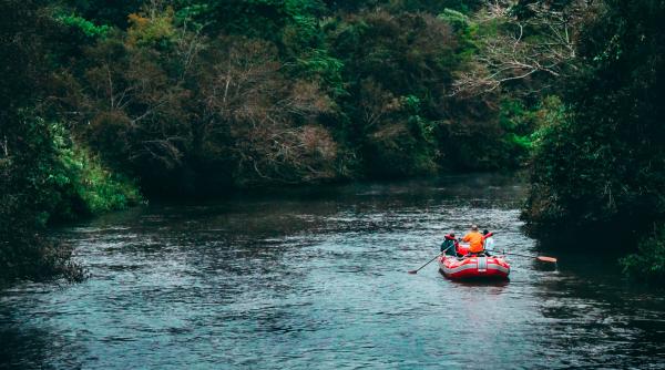 trei barci care faceau rafting pe jiu s au rasturnat o persoana a murit