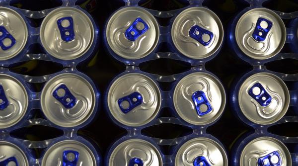 aluminiul din care sunt facute dozele de suc si bere a fost asociat cu maladia alzheimer