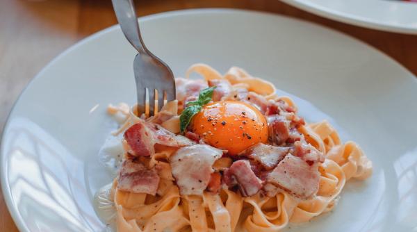 povestea ciudata a pastelor carbonara