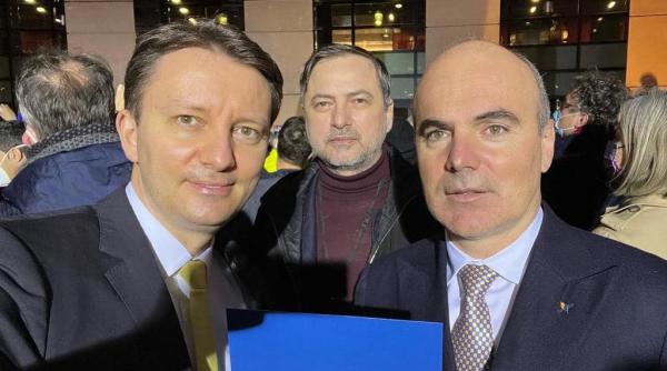 rares bogdan acuza sanctiunile ipocrite impotriva rusiei ii platim lui putin 9 miliarde de euro lunar propune o actiune de informare a rusilor cata vreme are sustinerea lor suntem dezarmati