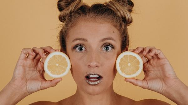 taie o lamaie pe jumatate plimb o pe fata cateva minute si vezi ce se intampla cu tenul tau