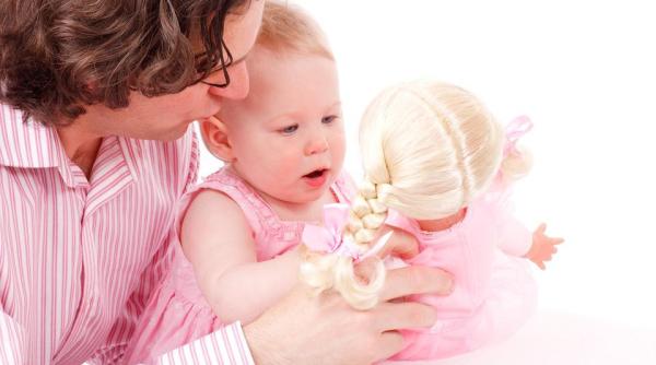 jocul cu papusile ii ajuta pe copii sa si dezvolte abilitati de om mare si sa devina adulti fericiti