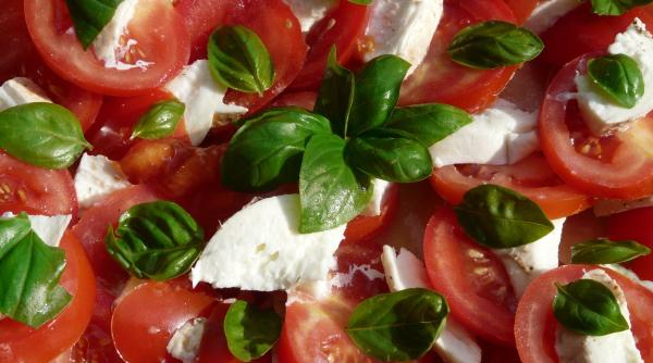 medicii avertizeaza cat de sanatos este de fapt sa mananci rosii cu branza