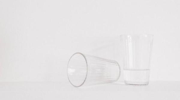 de ce nu e bine sa tii paharele cu gura in jos video