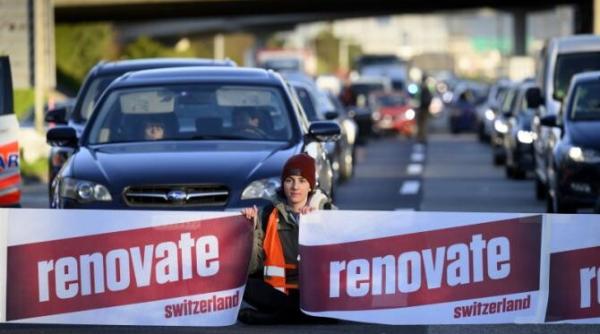 activistii de mediu au blocat o autostrada din elvetia