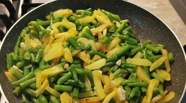 cartofi prajiti cu fasole verde reteta de post simpla si delicioasa