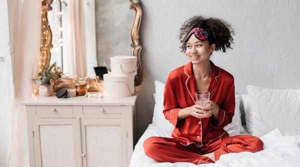 iti pui sanatatea in pericol daca bei apa lasata peste noapte in pahar