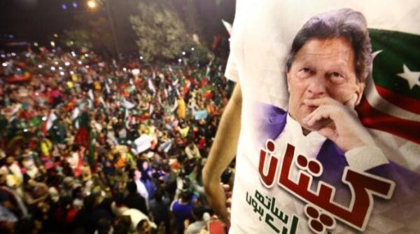 prim ministrul pakistanului imran khan a fost demis din functie