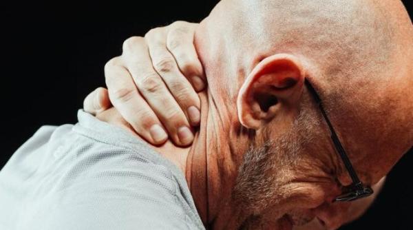 te ai trezit cu gatul intepenit incearca metoda furculita pe limba si te vei dezmorti instant