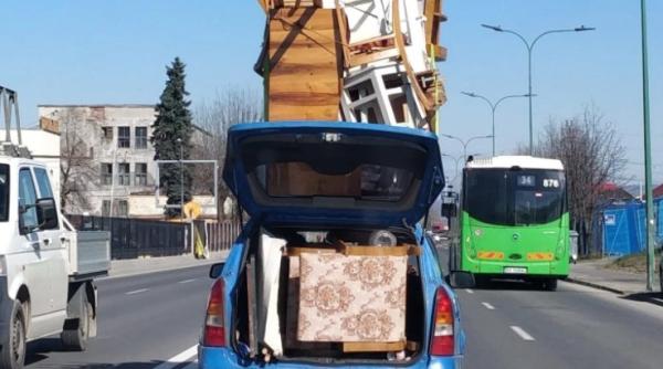 faza de mr bean la brasov un cetatean a transportat fotolii scaune si mese pe plafonul masinii foto