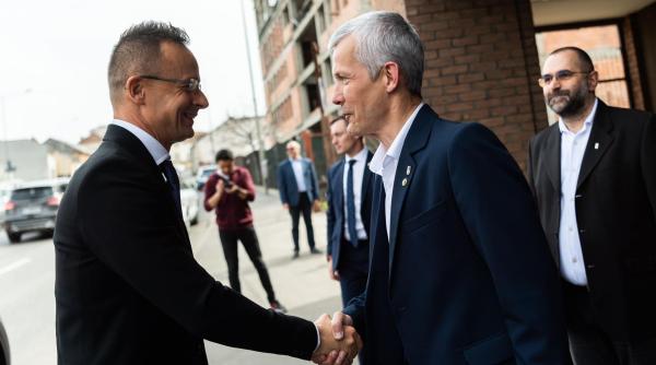 ministrul de externe al ungariei a venit la cluj sa le multumeasca ungurilor pentru votul dat lui viktor orb n foto