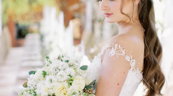 trenduri pentru nuntile din 2022 ce rochii make up hair styling flori decoruri si elemente de organizare se poarta anul acesta