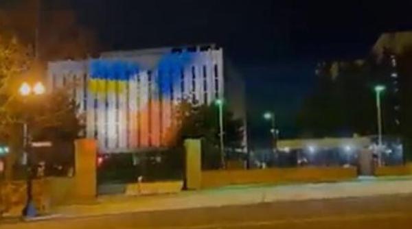batalia hologramelor pe ambasada rusiei de la washington a aparut proiectia steagului ucrainei