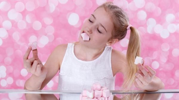 lasati copiii sa manance dulciuri restrictionarea desertului poate duce la obezitate
