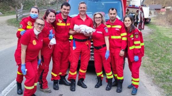 o femeie din cluj a nascut in ambulanta smurd asistata de paramedici in drum spre spital foto
