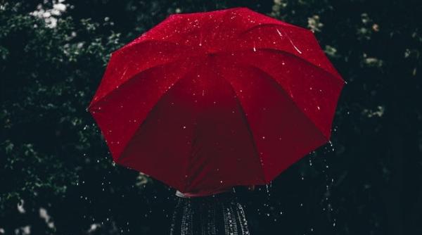 vremea in weekend racire brusca si ploi de florii in bucuresti temperatura maxima scade cu 15 grade peste noapte