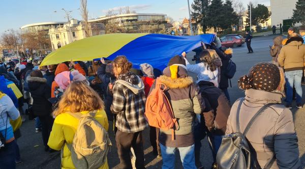 sute de persoane protesteaza in fata ambasadei federatiei ruse