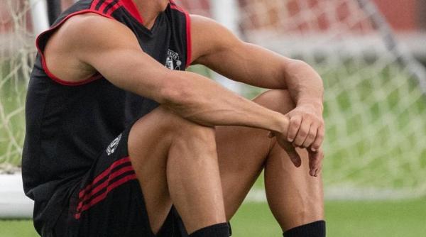 video fanii lui liverpool au lasat rivalitatea cu united la o parte moment superb pentru sustinerea lui cristiano ronaldo