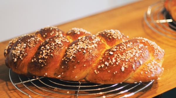 cozonac grecesc pentru pasti cum se prepara tsoureki reteta