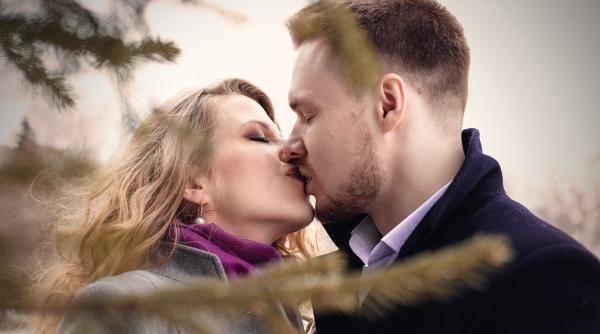 spalatul pe dinti si sarutul acelasi efect un medic recomanda 4 minute de saruturi pe zi