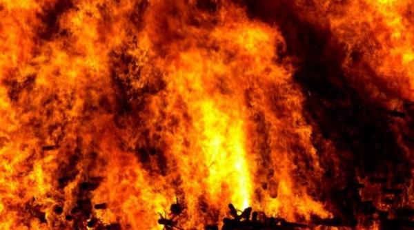 un incendiu a izbucnit duminica la cladirea halelor centrale din municipiul ploiesti in zona fiind degajari mari de fum anunta inspectoratul pentru situatii de urgenta prahova conform sursei citat