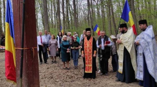 in cea de a doua zi de pasti romanii din regiunea cernauti s au adunat la stejarul lui stefan cel mare din codrii cosminului video