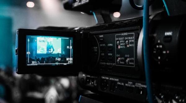 greselile din filme ramase in istorie cani de cafea ceasuri si