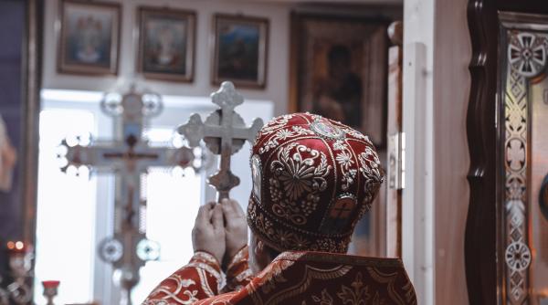 un episcop din republica moldova sfideaza legea acesta si a dotat masina cu panglica sfantului gheorghe video