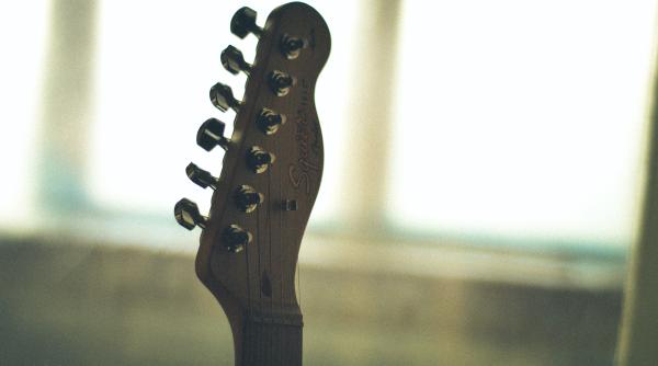 chitara lui kurt cobain din clipul smells like teen spirit scoasa la licitatie