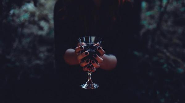 noul trend in randul vedetelor americane iubitii isi beau sangele unul altuia totul a plecat de la angelina jolie