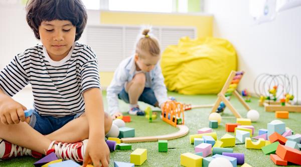 producatorii de jucarii din spania nu vor mai avea voie sa folosesca culorile albastru si roz pentru jucarii