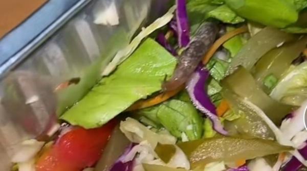 video ce a gasit o cantareata in salata comandata de la un restaurant din centrul bucurestiului este absolut scarbos