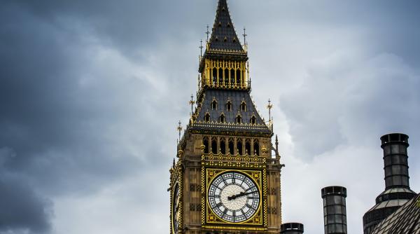 deputatul britanic acuzat ca a urmarit filme pentru adulti pe telefonul mobil in parlament suspendat de conservatori